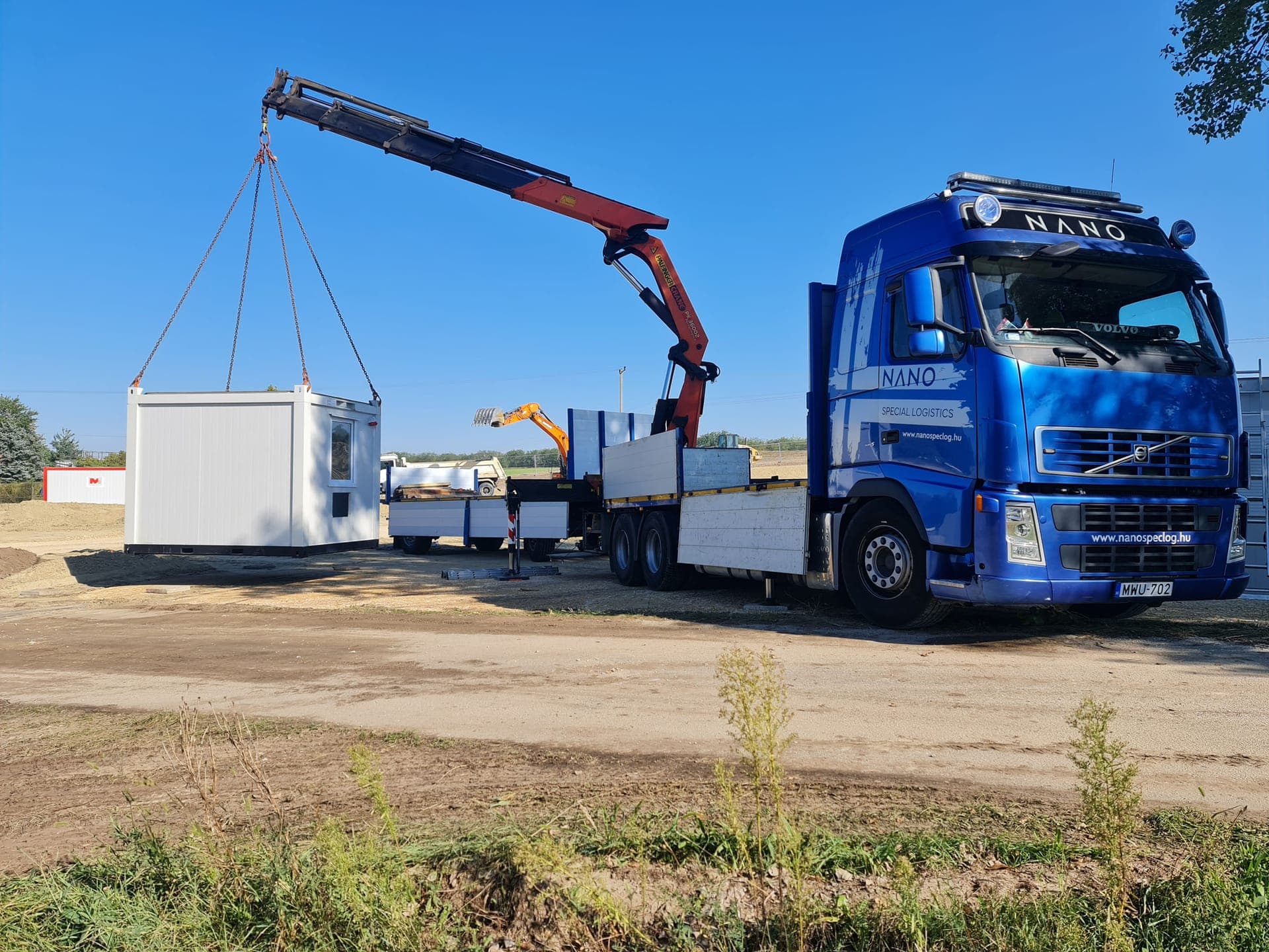 Mobil konténer emelése rakodódaruval